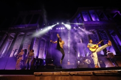 Taburete y La La Love You hacen vibrar al público del Teatro Romano de Mérida con sus grandes éxitos