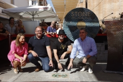 El Barrio descubre su placa en el 'Via Musicorum' y promete volver a hacer "caer al Imperio Romano" en su concierto en Mérida