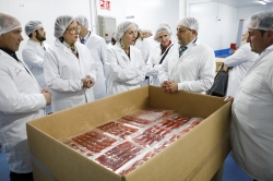 María Guardiola inaugura la ampliación de Lonchiber y destaca el apoyo de la Junta al sector del ibérico