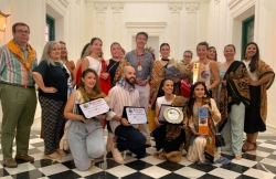 LA ASOCIACIÓN CACEREÑA DE FOLKLORE EL ‘REDOBLE’ ES RECIBIDA EN EL AYUNTAMIENTO TRAS GANAR EL PRIMER PREMIO DEL FESTIVAL DE FOLKLORE