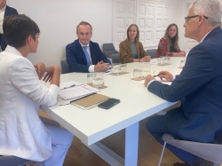El consejero Manuel Martín destaca en el Ministerio que en menos de tres meses ya se ha adjudicado la mitad del presupuesto de la Junta para el aval