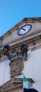 SE RETIRA LA CORONA DEL ESCUDO DE LA FACHADA DEL AYUNTAMIENTO PARA SU RESTAURACIÓN