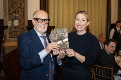 María Guardiola recibe el premio Giralda Encina de la Casa de Extremadura en Sevilla