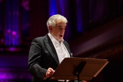 Plácido Domingo vuelve a mostrar su cara solidaria dirigiendo el Réquiem de Mozart