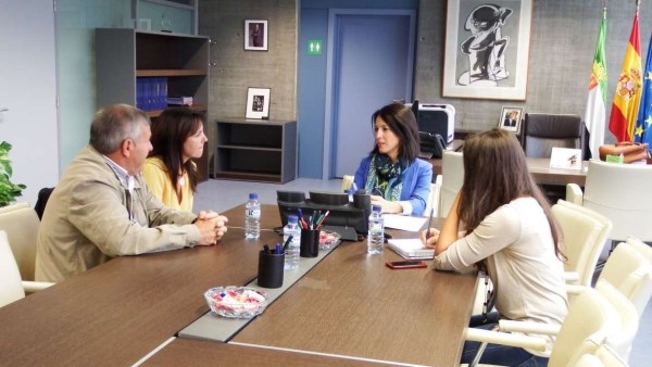 La consejera de Educación y Empleo se compromete a construir el nuevo colegio de Ruecas