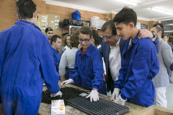 El presidente de la Junta de Extremadura afirma que un sistema educativo de calidad pasa por mejorar las condiciones de vida de las personas
