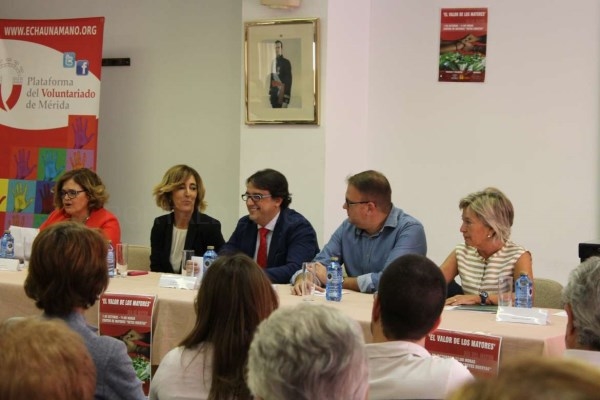 El consejero de Sanidad y Políticas Sociales afirma que es un deber de la Junta mejorar la vida de los mayores