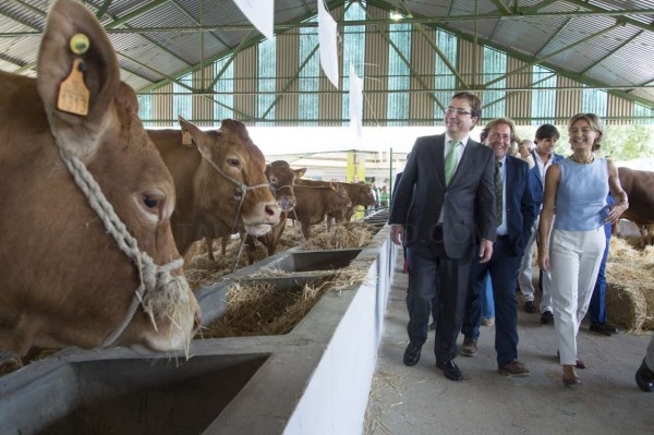 El presidente de la Junta anuncia una convocatoria de ayudas, por importe de 30 millones de euros, destinada al sector agroalimentario