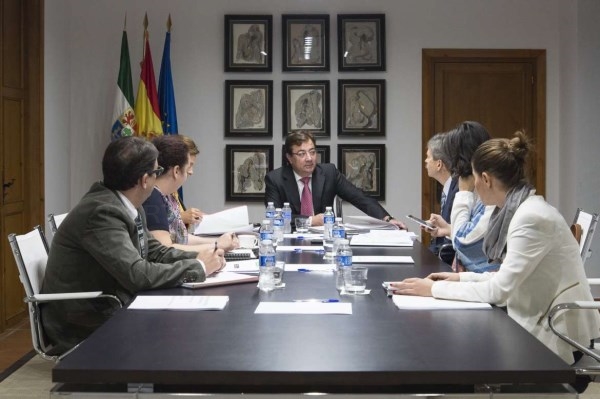 Fernández Vara: “vamos a mover los impuestos para que no haya 100.000 personas esperando a ser atendidas y 200.000 en listas de espera”