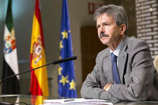 El consejero de Economía considera que la normativa sobre autoconsumo eléctrico obstaculiza la producción de energía renovable