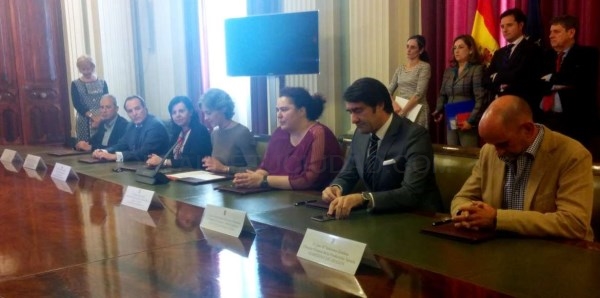 La consejera de Medio Ambiente firma con la ministra de Agricultura la nueva licencia interautonómica de caza y pesca