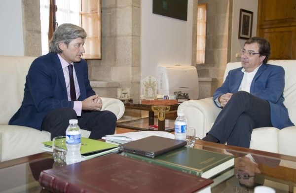 El presidente de la Junta de Extremadura, Guillermo Fernández Vara, se ha reunido con el presidente de la CEX, Juan Manuel Arribas