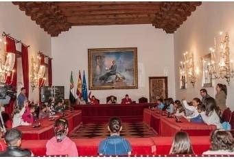 Nuevos partidos del CRA de Saucedilla proponen, debaten y votan en el “Plenito” de la Diputación