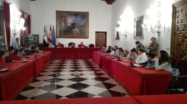 Escolares cacereños recrean un Pleno en la Diputación de Cáceres en el que aprueban una piscina y una compañía de teatro