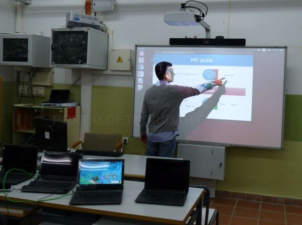 La Consejería de Educación y Empleo comienza a distribuir los nuevos equipamientos TIC en los centros educativos
