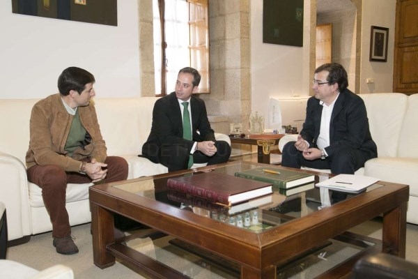 Fernández Vara se entrevista con el presidente de la de la Federación Extremeña de Caza