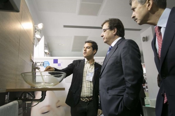 Fernández Vara apuesta por lograr desde la ley que las empresas extremeñas tengan la mayor parte de los contratos que se generan en la región