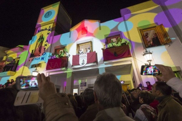 Fernández Vara aboga por trabajar juntos para que “La Encamisá” sea declarada Fiesta de Interés Turístico Nacional