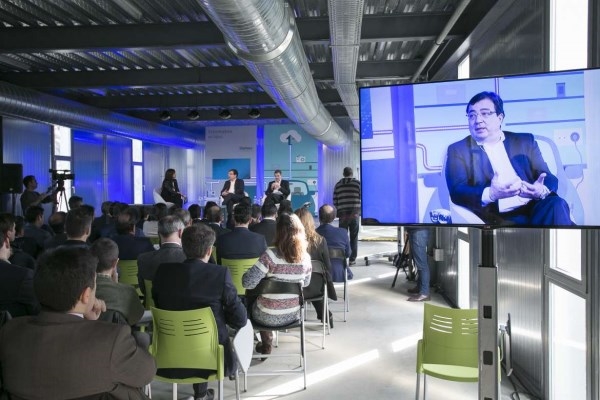 Fernández Vara aboga por la necesaria conexión a la red de los alojamientos turísticos en una sociedad digital