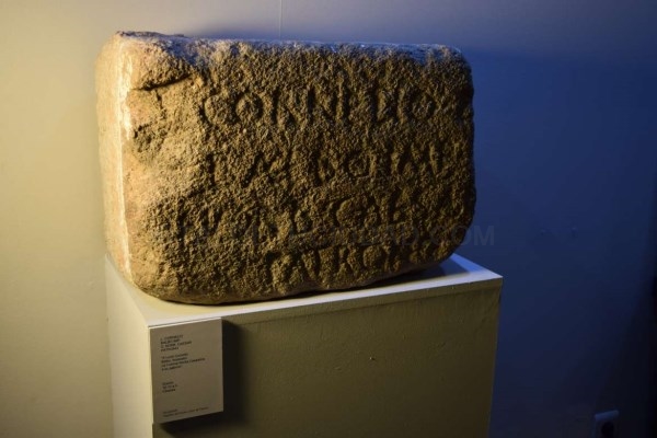 La piedra fundacional de la capital cacereña ya se puede contemplar en el Museo de Cáceres