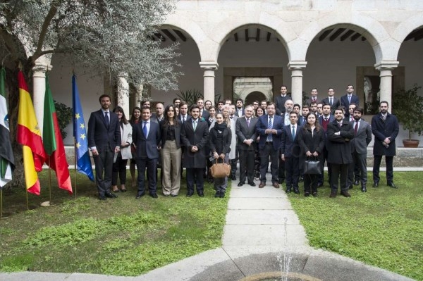 El presidente de la Junta recibe a un grupo de alumnos de la Escuela Diplomática España-Portugal
