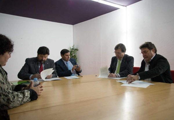 La Junta, los sindicatos y la patronal firman un pacto para reclamar al Gobierno el desarrollo del tren en Extremadura