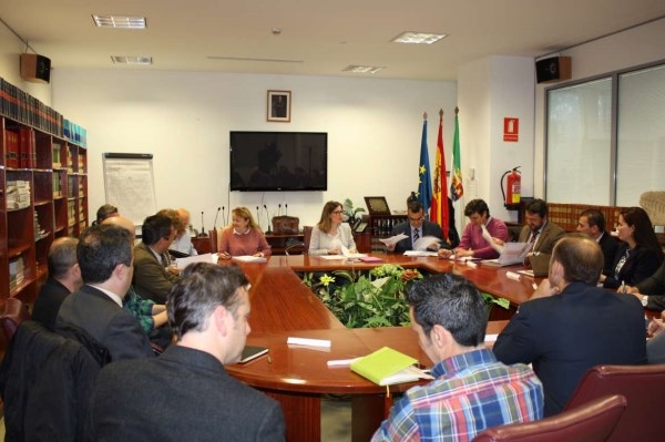 Trabajo se reúne con los servicios responsables de prevención de riesgos extremeños para evitar el aumento de la siniestralidad laboral
