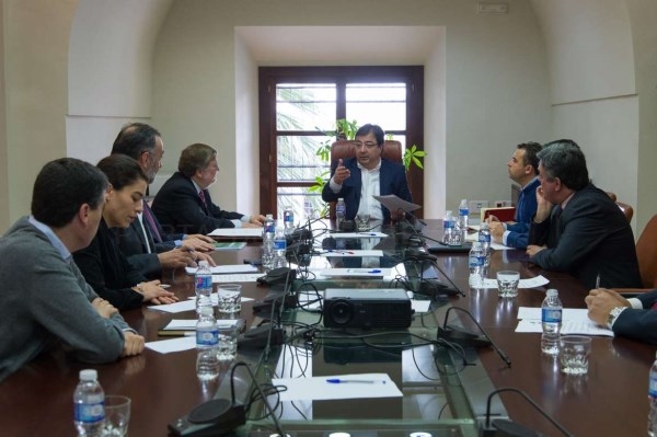 El presidente de la Junta de Extremadura se reúne con representantes de la Plataforma Tercer Sector de la región