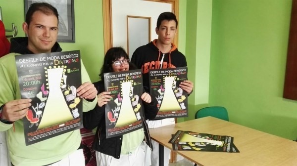Desfile solidario en Cáceres en favor de la asociación de integración Al compás