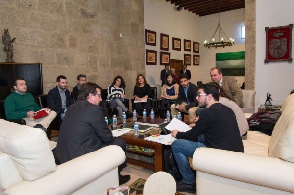 Fernández Vara recibe al presidente del Consejo de la Juventud de Extremadura y a responsables del sistema finlandés de Garantía Juvenil