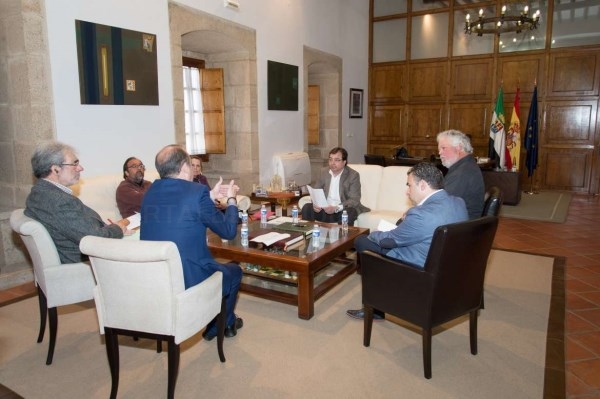 El presidente de la Junta recibe a profesores universitarios de California y Extremadura que trabajan en un proyecto sobre la dehesa