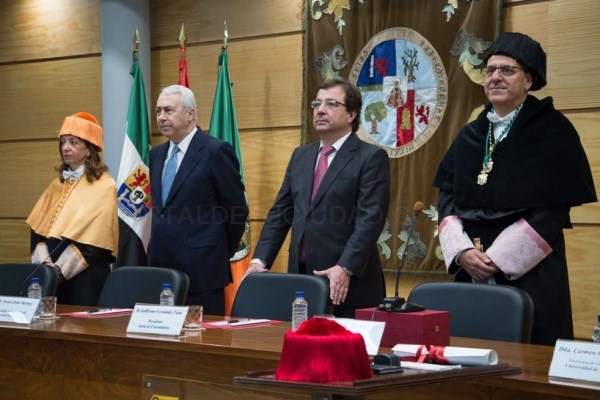 El presidente de la Junta de Extremadura participa en la investidura del profesor Santiago Muñoz Machado como doctor Honoris Causa