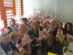 Voluntarias de la Casa del Mayor realizan un centenar de cojines en forma de corazón para mujeres operadas de cáncer de mama