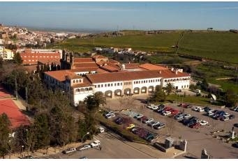El aparcamiento del Complejo San Francisco será reformado, dividiéndolo en dos áreas y con la inclusión de un xerojardín