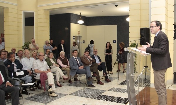 Inaugurada una muestra bibliográfica del siglo XIX en la sala “Vaquero Poblador”