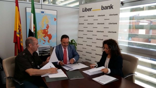 La Junta firma un convenio de colaboración para la puesta en marcha del Observatorio Astronómico de Torrejón el Rubio