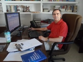 El catedrático Andrés Santos publica un libro sobre la teoría de los líquidos clásicos