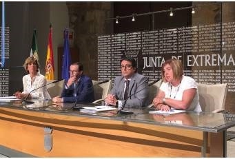 La Consejería de Sanidad firma un acuerdo con las Diputaciones para mejorar la atención a la dependencia en el medio rural