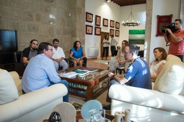 El presidente de la Junta recibe a representantes del comité de empresa de Canal Extremadura