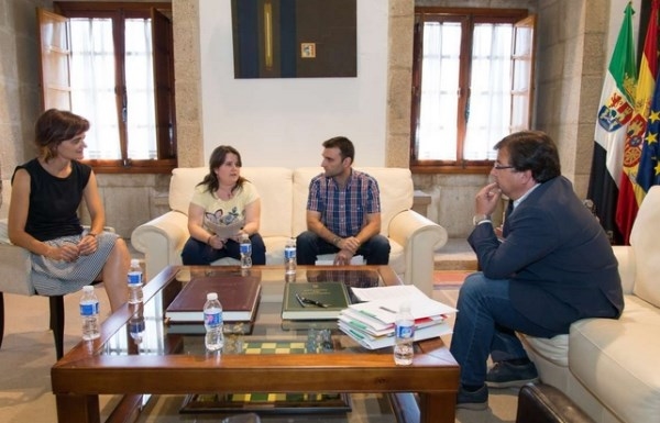 Fernández Vara se reúne con la presidenta de la Coordinadora Extremeña de Organizaciones No Gubernamentales para el Desarrollo