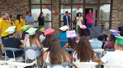 La consejera de Educación y Empleo entrega los diplomas a los alumnos del curso de inmersión lingüística organizado por Iberdrola