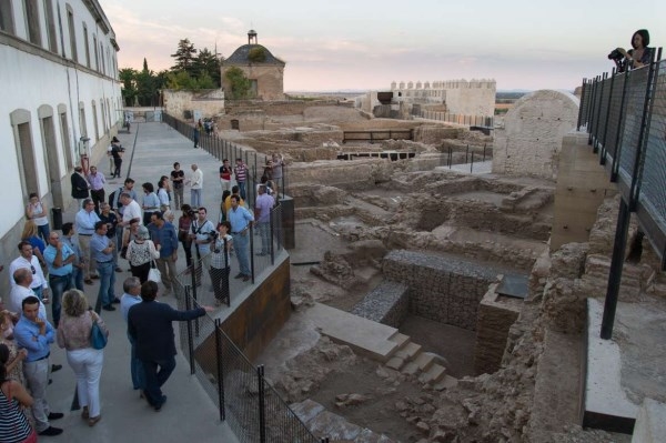 El presidente de la Junta de Extremadura  ha visitado este miércoles las obras de la Alcazaba de Badajoz.