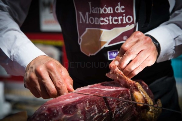 Fernández Vara anima a seguir apostando por la calidad para mantener el éxito del Día del Jamón de Monesterio