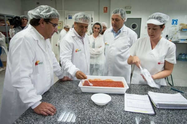 Fernández Vara defiende el sector cooperativo en su visita a la fábrica de tomates Tomalia