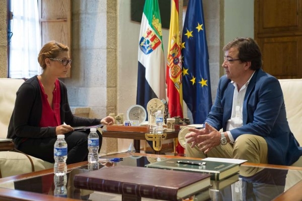 Fernández Vara recibe a la presidenta del Consejo de la Juventud de Extremadura