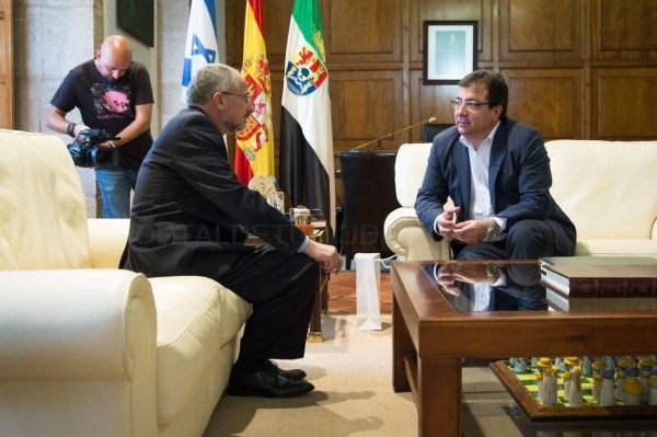 El presidente de la Junta de Extremadura recibe al embajador de Israel en España