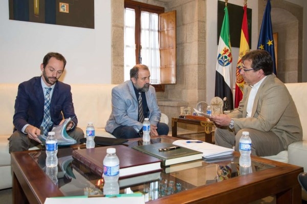 Fernández Vara se reúne con directivos de la Asociación Forestal Española