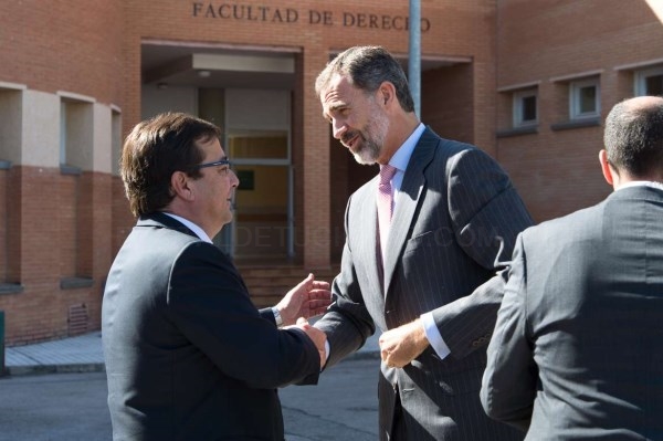Fernández Vara subraya que para tener una sociedad mejor es preciso una buena universidad
