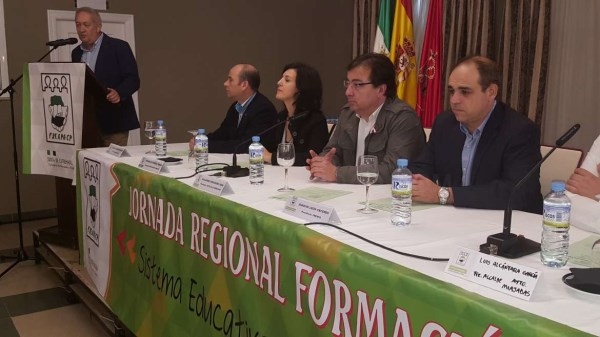 Guillermo Fernández Vara destaca la importancia de la escuela y la familia para el futuro de la sociedad