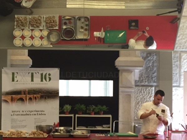 El joven cocinero extremeño Juan Manuel Salgado pone el broche a Experimenta Extremadura en Lisboa